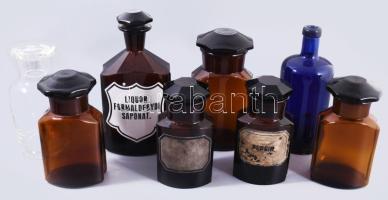 cca 1850-1950 Patika hagyaték. Patikai mérleg üvegezett oldalú ajtós vitrinben 42x40x22 cm, fiókjába...