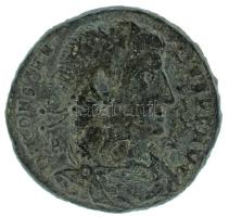 Római Birodalom 351-354 / II. Constantius / Siscia / Maiorina bronz (4,74g) T:VF Roman Empire / Siscia / Constantius II 351-354. Maiorina bronze "DN CONSTAN-TIVS PF AVG - A / CONCORDIA MILITVM - A - BSIS(?)" Emperor, diademed and in military dress, standing facing, head left, holding standard with chi-rho banner in each hand, star above (4,74g) C:VF