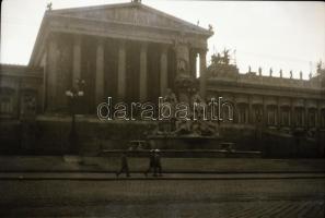 cca 1930-1950 Vegyes fotónegatív tétel negatívtartó tasakokban, utazások, felvonulás, városképek, él...