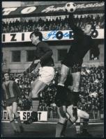 Fatér Károly (1940-2020) labdarúgó, kapus, a Csepel SC játékosa, olimpiai bajnok (Mexikó, 1968) autográf aláírása őt ábrázoló fotón (Csepel SC - FTC mérkőzés, a képen Albert Flórián mellett látható), 12x9 cm