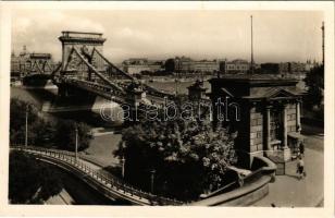 Budapest I. Lánchíd budai hídfője a vámházzal, ahol rangra tekintet nélkül kellett az áthaladásnál fizetni, gőzhajók