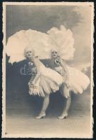 cca 1920-1930 Marseille, francia táncosnők, hidegpecséttel jelzett fotó, 14×10 cm