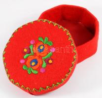 Hímzett bevonatú díszdoboz, d: 12 cm