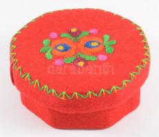 Hímzett bevonatú díszdoboz, d: 12 cm