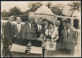 cca 1920-1930 Társaság magyar címeres és eszperantó zászlókkal, 12×17 cm