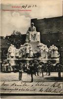 1908 Budapest V. Vörösmarty szobor, mögötte tűzfalakkal és kétszintes épületekkel (EK)