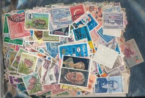 Több száz darab vegyes külföldi bélyeg zacskóban