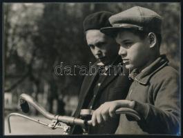 cca 1960 Fiúk biciklivel, kartonra ragasztott fotó, 18,5×24,5 cm