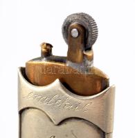 1943 Frontemlék öngyújtó, monogramos, h: 6,5 cm