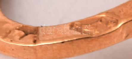 14K arany (Au) fülbevaló szintetikus rubinnal. 1 g, jelzett