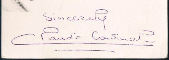 Claudia Cardinale (1938-2025) olasz színésznő aláírása az őt ábrázoló képen