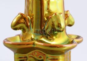 Zsolnay kisplasztika - pécsi Zsolnay-kút. Terv.: Sinkó András. Savmaratott felületű, többféle eozin ...