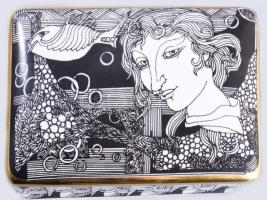 Hollóházi Szász Endre által tervezett mintával díszített bonbonier. Matricás, jelzett, kis kopással,...