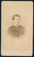 cca 1865 Fiatalember portréja, keményhátú fotó Canzi és Heller pesti műterméből, hátoldalon téves felirat, 10,5×6,5 cm