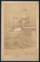 cca 1865 Két hölgy portréja, keményhátú fotó Bayer és Weber pécsi műterméből, 10,5×6,5 cm