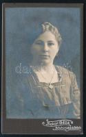 cca 1905 Női portré, keményhátú fotó Bokor Géza békéscsabai műterméből, 10,5×6,5 cm