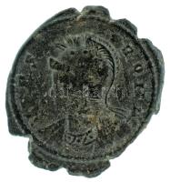 Római Birodalom 330 / I. Constantinus / Róma / AE3 (2,73g) T:XF,VF Roman Empire 330 / Constantine I / Rome / AE3 "VRBS ROMA / RFQ" wolf left with Romulus and Remus, two stars above (2,73g) C:XF,VF RIC VII 331