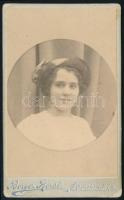 1913 Női portré, keményhátú fotó Berger Rezső budapesti műterméből, 10,5×6,5 cm