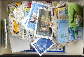 Spanyolország + Franciaország néhány száz darab eurós bélyeg kis dobozkában