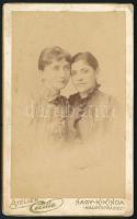 cca 1900 Két hölgy portréja, keményhátú fotó Cécile nagykikindia műterméből, 10,5×6,5 cm
