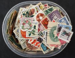 USA néhány ezer darab bélyeg kis műanyag dobozban