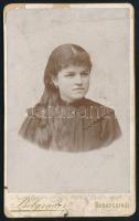 cca 1900 Lány portréja, keményhátú fotó Belgráder Soma (Budapest / Balassagyarmat) műterméből, sérüléssel, 10,5×6,5 cm