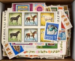 Több ezer darab modern képes bélyeg ikeás dobozban