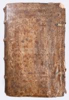 [Luther Márton: Der Erste Teil aller Buecher vnd Schrifften des thewren seligen Mans Doct: Mart: Lutheri vom XVII.jar an bis auff das XXII. Hrsg. von M. Georgium Rorarium. Jena, 1555., Christian Rödinger], 9 sztl. lev. +588 lev. + 1 sztl. lev. Német nyelven. Eredeti XVI. századi egészbőr-kötésben, a kötéstáblák sávozással keretezettek, a keretben Krisztust, Péter és Pál apostolt ábrázoló görgető lenyomata. A középmezőben Ezékiel, Dániel, és Ézsaiás prófétákat ábrázoló görgető lenyomata, valamint növényi ornamentikus - medalionba foglalt sisakos férfifejet ábrázoló görgető lenyomata váltakozik függőleges irányban, kopott borítóval, a gerincen és táblákon sérültek, az elülső tábla kettétört és a hiányzó részt pótolták, a fém kapcsok hiányoznak, a borítón és lapokon szúrágta lyukakkal, a címlap, valamint a register utolsó két levele és a hibajegyzék hiányzik, és ezeket igényes másolattal egy modern bőr mappában pótolták, benne 2021-es szakvélemény másolatával is, a lapok foltosak, az első és az utolsó három lap sérült, a 392 és 393 levélen két oldalon az iniciálékat kiszínezték. Minden hibája ellenére egy ritka munka, nagy értéke, hogy meg van az eredeti borítója (!), ami még így is igazi műremek, de gondos kezek értő restaurálására szorul.   A kötet Luther 1517-1522-ig írt műveit tartalmazza (1. kötet), kezdve a híres 95 tétellel, az írások közül kiemelkedik X. Leó pápának és V. Károly Német-római császárnak írt levele, továbbá az 1521-es Wormsi Birodalmi gyűléssel kapcsolatos levelezése A Reformációt kiváltó alapművek foglalatával. A könyvet a legelső evangélikus püspök ajánlja János Frigyes választófejedelemnek, aki patronálta e könyv megjelenését