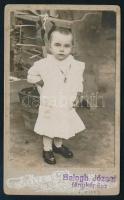cca 1910 Kisgyerek portréja, keményhátú fotó Balogh József csuzai műterméből, 10,5×6,5 cm