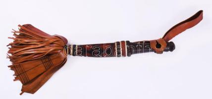 Sierra Leona-i törzsi főnöki tőr. 20. század, bőr, h: 41 cm