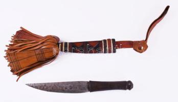 Sierra Leona-i törzsi főnöki tőr. 20. század, bőr, h: 41 cm