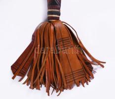 Sierra Leona-i törzsi főnöki tőr. 20. század, bőr, h: 41 cm