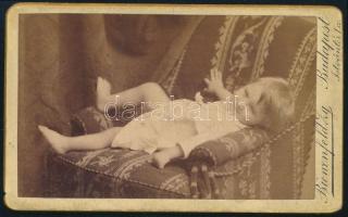 cca 1885 Kisgyerek műtermi portréja, keményhátú fotó Bienenfeld budapesti műterméből, 10,5×6,5 cm