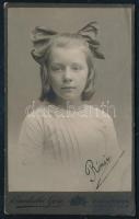 cca 1915 Kislány portréja, keményhátú fotó Brunhuber Géza budapesti műterméből, 10,5×6,5 cm