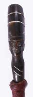 Bőr lovaglópálca, faragott egyiptomi fej alakos szaru markolattal, h: 52 cm