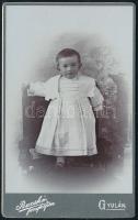 cca 1905 Kisgyerek portréja, keményhátú fotó Bucskó Gyula gyulai műterméből, szecessziós hátlappal, 10,5×6,5 cm