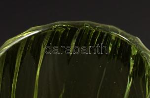 Anyagában zölden színezett csavartbordás váza, hibátlan, m: 13 cm