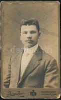 cca 1920 Férfiportré, keményhátú fotó Burg Izsó debreceni műterméből, 10,5×6,5 cm