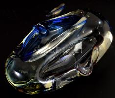 Anyagában színezett cseh asztaldísz, karccal, 16x11 cm