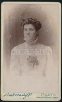 cca 1900 Hölgyportré (Szabó Gyuláné), keményhátú fotó Badovinszky budapesti műterméből, foltos, 10,5×6,5 cm