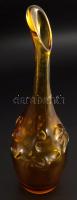 Anyagában borostyánszínű plasztikus díszítésű szakított üveg váza, m. 38 cm