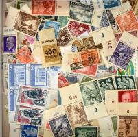 Több mint 400 db ívszéli bélyeg sok jelzőszámossal, bonbonos dobozban