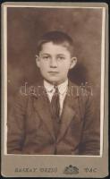 cca 1925 Fiú portréja, keményhátú fotó Baskay Dezső váci műterméből, 10,5×6,5 cm