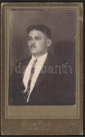 cca 1920 Férfi portréja, keményhátú fotó Breuer E. és Fia budapesti műterméből, 10,5×6,5 cm