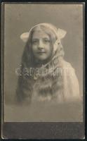 cca 1915 Kislány portréja, keményhátú fotó Bergtraun Dezső losonci műterméből, 10,5×6,5 cm