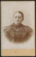 cca 1895 Hölgyportré, keményhátú fotó Chilinski debreceni műterméből, 10,5×6,5 cm