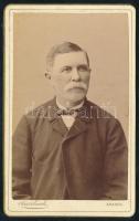 cca 1885 Idős úr portréja, keményhátú fotó Auerbach Miksa aradi műterméből, 10,5×6,5 cm