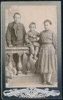 cca 1905 Három testvér portréja, keményhátú fotó Baker Alajos utóda selmecbányai műterméből, 10,5×6,5 cm