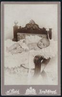 cca 1905 Kisbaba portréja, keményhátú fotó Bülch Ágoston budapesti műterméből, 10,5×6,5 cm