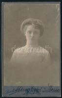 cca 1910 Fiatal hölgy portréja, keményhátú fotó Barna Hugó miskolci műterméből, 10,5×6,5 cm